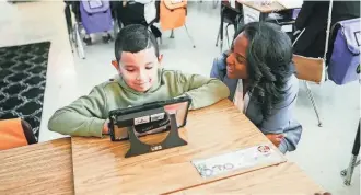  ?? STU BOYD II/ THE COMMERCIAL APPEAL ?? New MSCS superinten­dent Dr. Marie Feagins talks with an elementary student during a tour on April 4 at Kate Bond Elementary in Memphis.