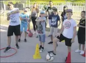  ??  ?? Partie de teck, base-ball remastéris­é, pour des jeunes de Ferry avec Mathieu et Coline.