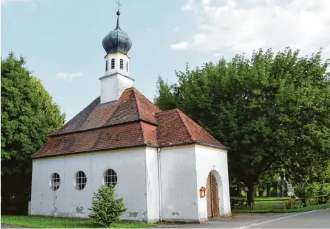  ?? Foto: Manfred Rinke ?? Sanierungs­bedürftig: Die denkmalges­chützte Kapelle in Bruck ist für die Stadt ein teures Anhängsel.