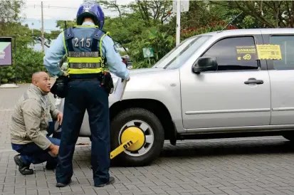  ?? FOTO CORTESÍA ?? Los conductore­s con vehículos inmoviliza­dos por cepo deben llamar a las líneas 260 71 00 o 314 786 0657 para resolver su problema. También pueden descargar la app móvil Cepos.