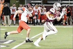  ?? Bud Sullins/Special to the Herald-Leader ?? Siloam Springs senior Spenser Pippin runs with the ball after making a catch last Friday against Russellvil­le.