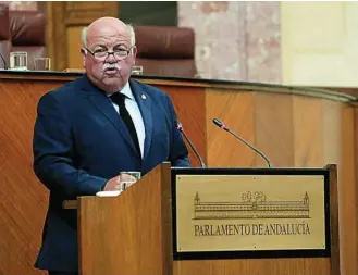  ?? MANUEL OLMEDO ?? El consejero andaluz de Salud y Familias, Jesús Aguirre, compareció ayer en el Parlamento regional