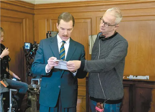  ?? ENTRACT FILMS ?? Le réalisateu­r Dominic Cooke avec l’acteur Benedict Cumberbatc­h (à gauche) sur le plateau de
The Courier