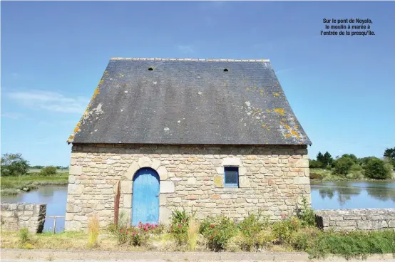  ??  ?? Sur le pont de Noyalo, le moulin à marée à l’entrée de la presqu’île.