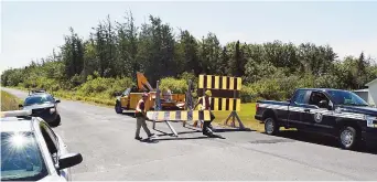  ??  ?? Le chemin Wilson à Miscou reste toujours fermé à la circulatio­n en raison du risque incendie. Des barricades ont été installées, mardi, pour en interdire l’accès. - Acadie Nouvelle: Vincent Pichard