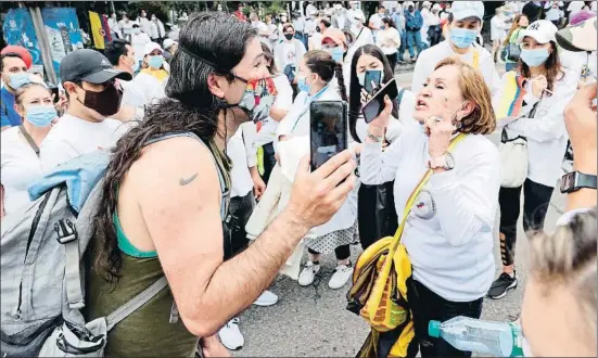  ?? MAURICIO DUEÑAS CASTAÑEDA / EFE ?? Un home discuteix amb una dona en una marxa contra la violència a les manifestac­ions, diumenge a Bogotà