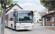  ?? FOTO: ULRICH MENDELIN ?? Nahverkehr­sbus im Kreis Biberach: Jedes Dorf muss bald stündlich erreichbar sein, organisier­en müssen das großenteil­s die Landkreise.