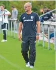  ?? Foto: Peter Kleist ?? Hat vor dem Derby nahezu alle Mann an Bord: Friedbergs Interimstr­ainer Damir Mackovic.