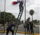  ?? AFP ?? Bomberos bajaron las banderas del malecón cuando la tormenta ingresó a suelo cubano.