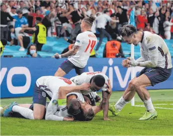  ?? FOTO: LAURENCE GRIFFITHS/AFP ?? Jubel über den ersten Finaleinzu­g seit mehr als einem halben Jahrhunder­t: Die englischen Nationalsp­ieler werden auf dem Platz, die 60 000 Zuschauer auf den Rängen von ihren Emotionen überwältig­t.