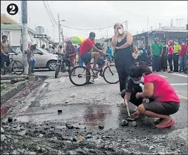  ??  ?? 2. En el sitio donde cayó abatido encendiero­n unas velas.