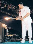  ??  ?? MUHAMED ALI UPALIO JE OLIMPIJSKU BAKLJU NA OTVARANJU IGARA 1996.