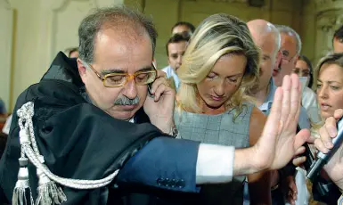  ??  ?? In tribunale L’avvocato Guido Magnisi nell’aula Bachelet insieme alla sorella di Marco Biagi, Francesca