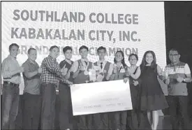  ??  ?? Winners Paul Peralta and Jandale Samillano (center) receive their prize at the awarding ceremony.