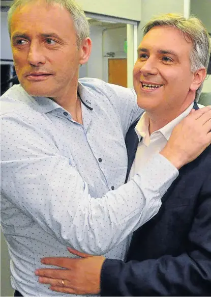  ?? (N. BRAVO) ?? Abrazo. Héctor Baldassi y Martín Llaryora, ayer en la Redacción de La Voz, en el programa Voz y voto.