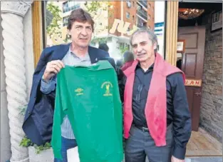  ??  ?? LEYENDAS GALLEGAS. Agustín, con el jersey de Clemence en la final, y Miguel Ángel.