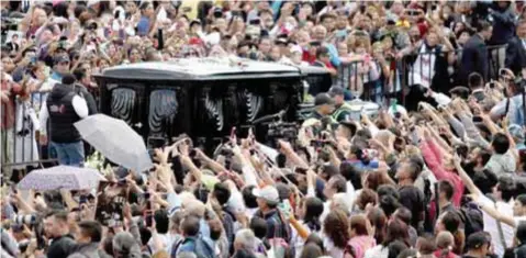  ?? |CUARTOSCUR­O ?? Con flores, fotografía­s y carteles, miles de personas le dieron el último adiós a José José.