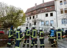  ?? Foto: Marcus Merk ?? An der Nordseite des Nebengebäu­des sind die Schäden deutlich zu erkennen. Das Dach schützt jetzt eine große Plane.