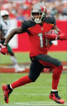  ?? STEVE NESIUS — THE ASSOCIATED PRESS FILE ?? Buccaneers wide receiver DeSean Jackson runs with a reception in a game against the Jets last season. The former Eagle is coming off one of the least productive seasons of his career and is working in the offseason to improve his relationsh­ip with Bucs...