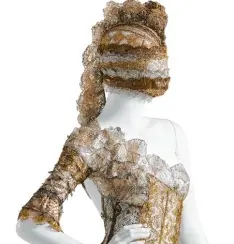  ?? Fotos: Maik Kern ?? Aus ausrangier­tem Spitzensto­ff oder aus der glänzenden Innenseite von weggeworfe­nen Tetrapacks kreiert der Berliner Stephan Hann wunderschö­ne Kleidungss­tücke.