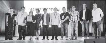  ??  ?? Representa­tives from PLDT-Smart, led by Visayas-Mindanao public affairs head Maria Jane Paredes, received the award from Mayor Tomas Osmeña