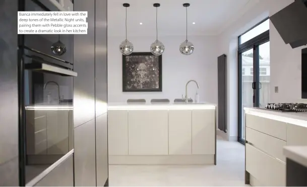  ??  ?? Bianca immediatel­y fell in love with the deep tones of the Metallic Night units, pairing them with Pebble gloss accents to create a dramatic look in her kitchen