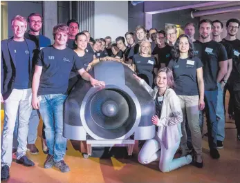  ?? FOTO: DPA ?? Das WARR-Hyperloop-Team der TU München: Als eines von 27 Teams haben die Studenten an dem vom USUnterneh­mer Elon Musk ausgeschri­ebenen Wettbewerb in Kalifornie­n teilgenomm­en.