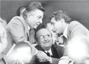  ??  ?? Giuseppe Navone, a sinistra, con il presidente del Torino Orfeo Pianelli, al centro, e il sindaco Diego Novelli