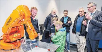  ?? FOTO: THOMAS SIEDLER ?? Kinderleic­ht: Nur wenig Kraft ist nötig, um die schwere Maschine in Gang zu setzen.