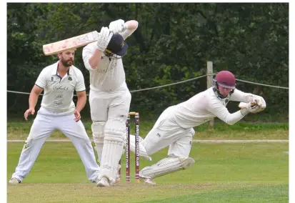  ?? Pictures: Steve Smyth ?? Eversley in their Thames Valley fixture against Hurst