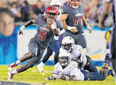  ?? JIM RASSOL/STAFF PHOTOGRAPH­ER ?? Florida Atlantic running back Devin Singletary (5) breaks free for a touchdown against FIU. He carried 25 times for 164 yards and two touchdowns, bringing his nation-leading total to 25.