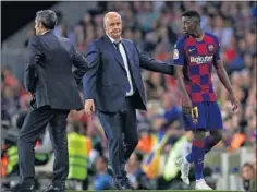  ??  ?? Dembélé, junto a Carles Naval y, de espaldas, Valverde.