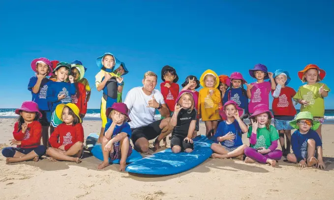  ?? Picture: JERAD WILLIAMS ?? Profession­al surfer Bede Durbidge teaching kindy students about surfing at Broadbeach – “I wish they had that when I was young”.