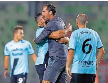  ?? FOTO: MAJERUS/IMAGO ?? Die Freude über den historisch­en Erfolg muss raus: Dino Toppmöller, der Trainer von F91 Düdelingen, nimmt seinen Spieler Aniss El Hriti in den Arm. Kollege Marc-André Kruska (rechts) kommt dazu.