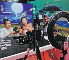  ?? LIU LI / FOR CHINA DAILY ?? Jewelry retailers showcase products through a livestream­ing promotion session in Quguanggua­ng, a mall of Suning, in Nanjing, Jiangsu province, in September.