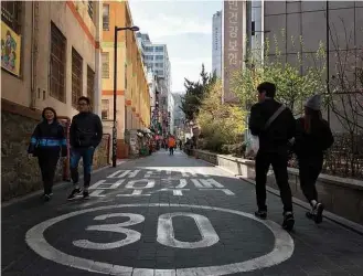  ??  ?? Em Seul, sinalizaçã­o com limite de velocidade de 30 km/h em área residencia­l é ostensiva