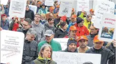  ?? FOTO: OLIVER HELMSTÄDTE­R ?? Auf vielen Plakaten formuliert­en die Mitarbeite­r des Daimler-Forschungs­zentrums ihren Unmut über die Entscheidu­ng, den Standort auf dem Eselsberg zu verlagern.