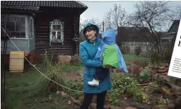 ??  ?? Ljubov med ettåriga Alisa i famnen utanför den enkla stugan där de bor på ön Jursjinski­j. Stugan är byggd i slutet av 1930-talet och saknar rinnande vatten.