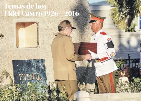  ?? FOTO: REUTERS ?? Raúl Castro deposita ayer las cenizas de su hermano en una gran roca, en Santiago de Cuba.