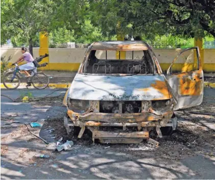  ?? AFP ?? Un vehículo fue consumido por el fuego durante enfrentami­entos entre manifestan­tes opositores y la Policía, ayer, en la ciudad de León. Allí persiste un ambiente de tensión.