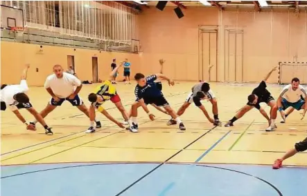  ??  ?? Die Handballer des SC Kelag Ferlach tanzen im Athletikbe­reich nach der Pfeife von Katrin Röttig (ganz vorne)
