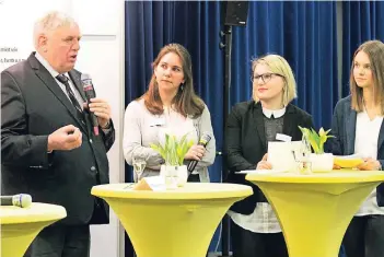  ?? FOTO: ANJA TINTER ?? Gesundheit­sminister Karl-Josef Laumann (CDU) stellte sich den Fragen der AOK-Azubis Katrin Detges, Alexis Lens und Nadja Janßen (von links).