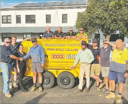  ?? PHOTO: DUBBO PHOTO NEWS. ?? Jason Mccutcheon thanks Garden Hotel Fishing Club president Alan Herbert for the donation of a $16,000 barbecue trailer to Trangie’s St Johns P&C while other members of the fishing club look on.