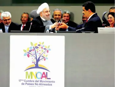  ?? AFP ?? Presidente do Irão Hassan Rohani passa a presidênci­a dos Não-Alinhados ao homólogo da Venezuela Nicolás Maduro