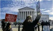  ?? KENNY HOLSTON / THE NEW YORK TIMES ?? Protesters for and against former President Donald Trump demonstrat­e Thursday outside the Supreme Court in Washington.