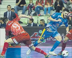  ?? FOTO: LNFS ?? Bebe (ElPozo) Y Juan Emilio (Peñíscola) pugnan por un balón en la pista de Murcia