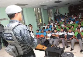  ?? YAZMÍN SÁNCHEZ ?? Policías orientarán por las conductas antisocial­es de los alumnos.