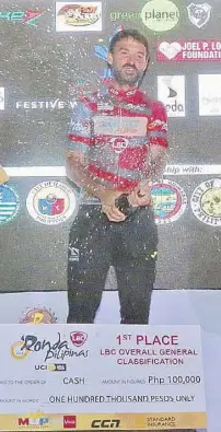  ?? ERNIE PEÑAREDOND­O ?? LBC Ronda champion Francisco Mancebo Perez of Team Matrix sprays champagne in an on-stage celebratio­n in Boracay, Aklan Monday.