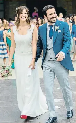  ?? ROBIN UTREDCHT / GTRES ?? FELICIDAD
CONYUGAL Alberto Garzón, con dos botones, se ha casado por todo lo alto con su novia, Ana Ruiz, y como era su propia boda se gastó su propio dinero