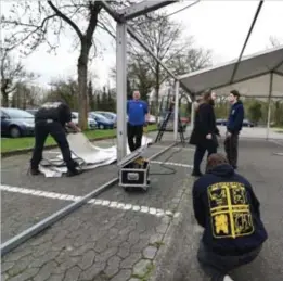  ?? FOTO SERGE MINTEN ?? Men is druk in de weer met de opbouw van de tenten voor de presesverk­iezingen die zondag van start gaan.